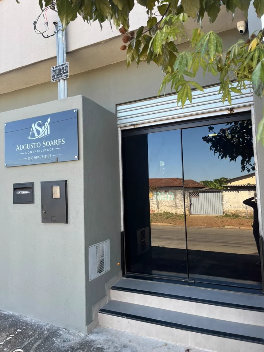 Fachada do escritório, com a placa da Augusto Soares Contabilidade